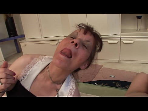 ❤️ Twee oumas en een oupa het 'n drietal ❤ Pornovideo by ons ☑